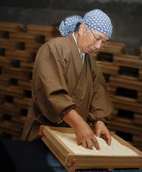 伝統の「蓋式製麹法」による麹作り