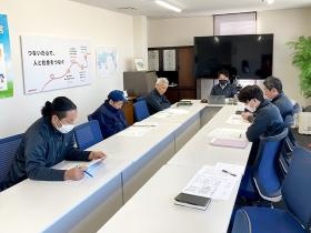 トミザワグループの事故防止委員会メンバーが会議中です。