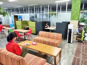 ランチタイム時の休憩スペースの様子、くつろいで過ごせますよ。