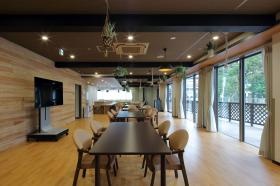 新しくきれい。目の前が公園なので、開放的で緑が多いです。