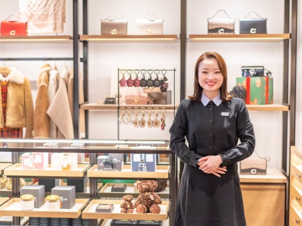 接客販売スタッフ・接客・ーーーーーー（こんな方を歓迎・ピアスOK）
