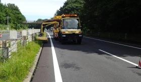 万能車による草刈作業