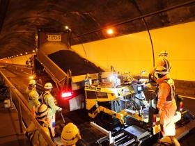 トンネル内舗装工事