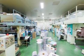 ドライラミネート係の作業風景です。