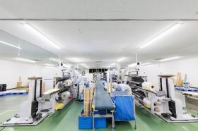 スリッター係の作業風景です。