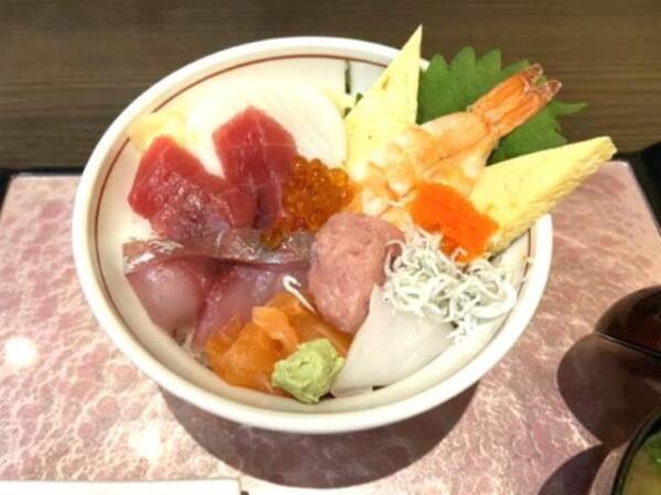 フードコートスタッフ（高校生OK・海外のお客様へ接客をしたい方大歓迎）