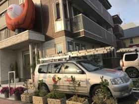 事務所外観と社用車