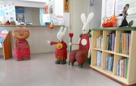 受付と待合室には木造りのフィギュアがお迎え