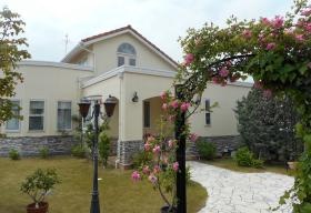 クリニック全景（５月の薔薇の季節は薔薇の門をくぐって）