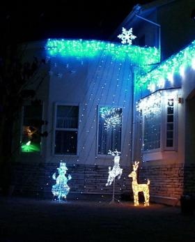 冬の夜のイルミネーションがクリニックを飾る