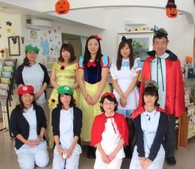 ハローウィンは特別な衣装でお出迎え