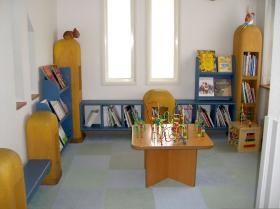 プレイルームは子供達がくつろげる空間、絵本もいっぱい