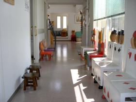 日差しいっぱいの廊下にはトランプの椅子が並ぶ