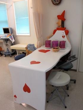 吸入のテーブルも特製のアリスのトランプ