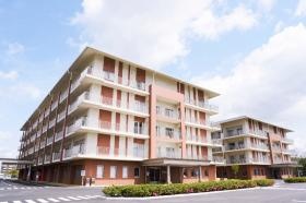 老健の他にも、病院と特養が敷地内に合築しています