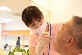 職員風景（口腔ケア）