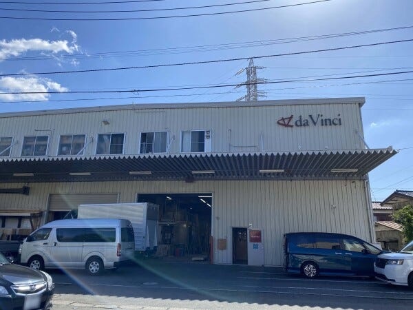 社屋1Fに木工などの作業場、2Fにオフィスと小道具倉庫があります。