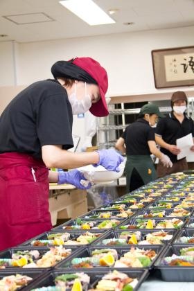 食は健康の源。直営調理による松花堂弁当づくり。