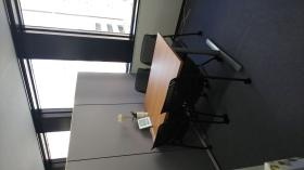 打合せや面接はこちらで行います。クリアパネルを置いています。