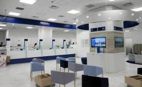 大手銀行の看板や内装のパーテーションも当社製品です