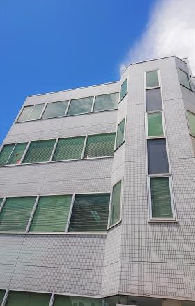 ＭＭＧ事業本部。白いタイル貼りの４階建です。