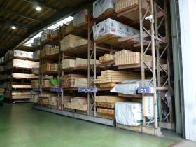 移動ラックに木材商品があり、電動式になっています。