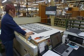 サンプル作製業務１・レーザーで裁断を行う様子です。