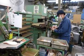 サンプル作製業務２・乾燥機を使った製品組み立ての様子です。