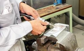 生産技術業務・機械部品づくりや溶接作業を行います。