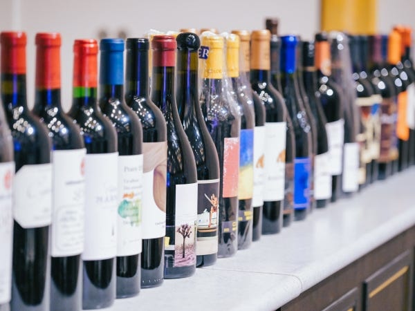 世界20カ国2000種類以上のワインを取り揃えています。お客様のあらゆるニーズにお応えします！