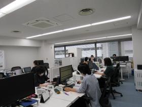 執務スペースは窓が大きく明るい印象です。