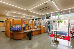 西支店内部。お客様の待合兼社員の事務スペースです。