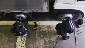 トラックのタイヤ交換作業。通常２名以上でおこないます。