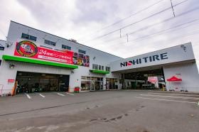 西支店外観。トラックと乗用車の作業ピットを備えています。