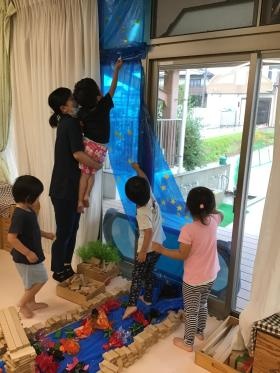 七夕を前にお部屋の中を七夕の季節の飾りをする年少さんのお友達