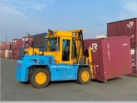 コンテナを扱う大き目のリフトです。