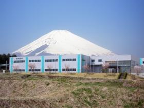 富士山を背景に本社工場全景