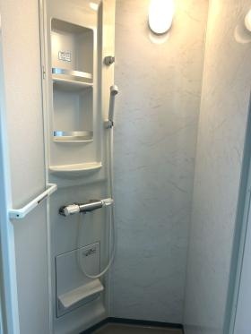 男子更衣室シャワールーム（使用可）