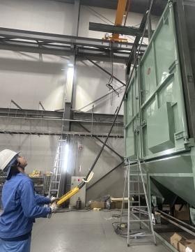 組み立て作業（クレーン）