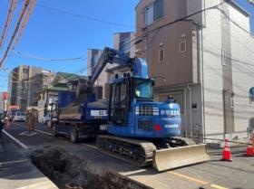 ユンボで掘り進めます