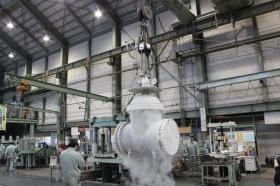 新潟工場内：検査員が製品の実温検査をしています（低温）