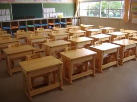 小学校の木製机椅子