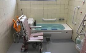 個浴 リフトで椅子に座ったまま浴槽に入ることができます。