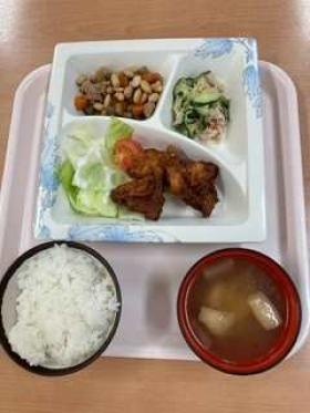 どうまい職員食堂のランチ。おかず以外はお替り自由！