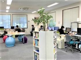 ２階は広いワンフロアで基本的に全部門ここにいます。