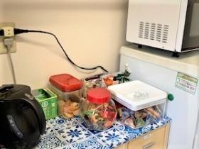 給湯室にはお茶、コーヒー、お菓子が常備されてます。