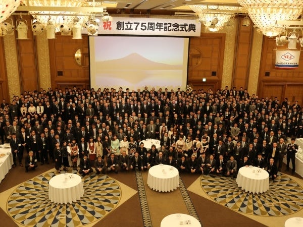 75周年の記念式典の様子。海外店、グループ会社の社員が一堂に会しました。