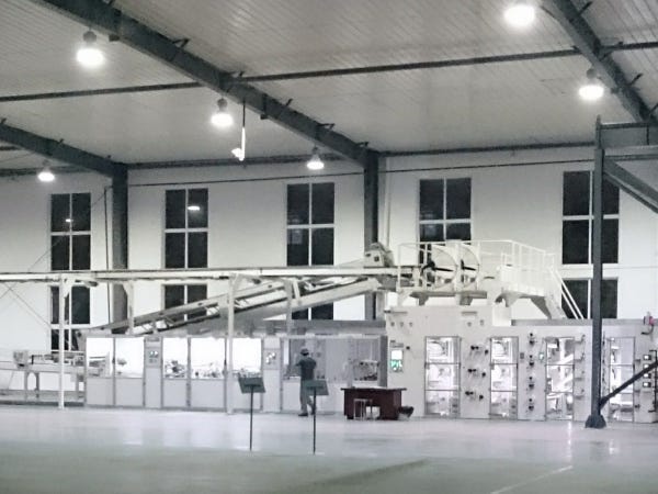 大館工場にて組立中の機械の様子。