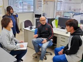 若い男性も、子供のいる主婦も、みんなで仲良く働いています。