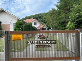 ホテル敷地内への正面ゲート。手前に駐車場あり。